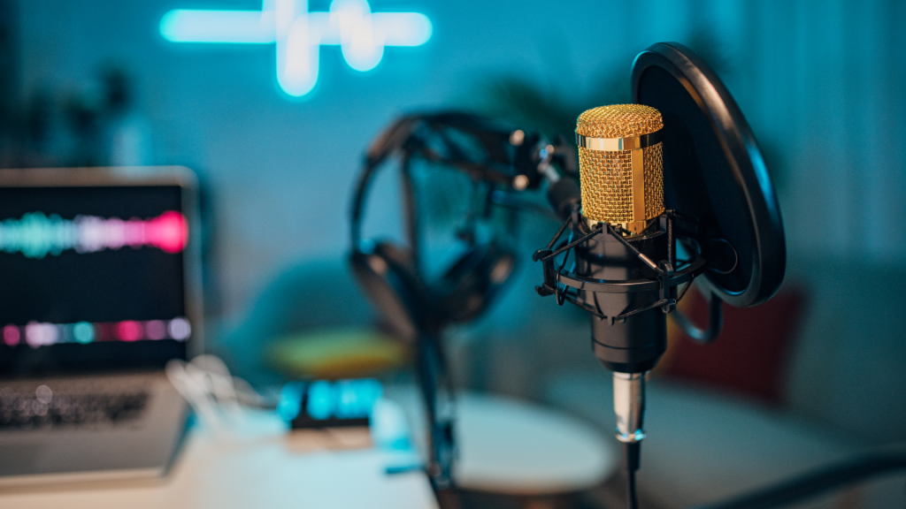 Monitoramento de áudio e vídeo conversas e insights na era da atenção - Polis Consulting - All Ears
